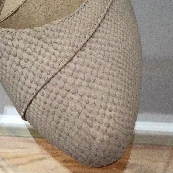 Beige textured 2.5” heel - Picture 2 of 5